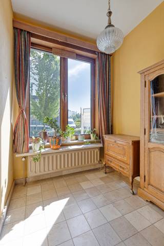 <p>immo DAVID stelt u deze zeer ruime (352m2!) en veelzijdige woning voor, bestaande uit een hoofdwoning met 4 slaapkamers en een afzonderlijk appartement op de bovenste verdieping. Dankzij de indeling biedt deze eigendom tal van mogelijkheden, onder andere als ruime gezinswoning, kangoeroewoning of meergezinswoning. De woning beschikt bovendien over een gunstig EPC-label C.</p>
<p>Op het gelijkvloers vindt u een ruime inkomhal met toilet, toegang tot de kelder en garage, een bureau en een ruime, lichtrijke leefruimte met aansluitend de keuken. Op de eerste verdieping bevinden zich 4 slaapkamers en een badkamer.</p>
<p>De bovenste verdieping omvat een volledig ingericht appartement met woonkamer, keuken, badkamer en 2 slaapkamers. De aanwezige zolderruimte biedt bovendien de mogelijkheid om het appartement uit te breiden tot een volwaardige duplex, mits de nodige vergunningen.</p>
<p>De ruime kelderverdieping beschikt over een grote berging, technische ruimte met mazoutketel en douche, een aparte wasplaats en een zeer ruime garage.</p>
<p>Verder geniet de woning van een aangename westgerichte tuin, waar u volop kunt genieten van de namiddag- en avondzon.</p>
<p>De woning is uitstekend gelegen, nabij de Ring, Brussel, scholen, openbaar vervoer, winkels, de fietssnelweg, UZ Jette en het Laarbeekbos.</p>
<p>Een veelzijdige eigendom met heel wat potentieel, ideaal voor wie op zoek is naar ruimte en mogelijkheden.</p>