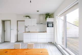 <p><span>Dans un endroit calme près du City Park et à distance de marche du centre de Saint-Nicolas, cet appartement penthouse bien entretenu avec deux terrasses ensoleillées et des vues agréables est situé. Grâce à la combinaison de la tranquillité, de la lumière et de l'accessibilité centrale, c'est un endroit idéal pour ceux qui veulent vivre confortablement et sans soucis. </span></p><p><span> </span></p><p><span>Les principaux atouts de l'appartement sont les suivants : </span></p><p><span>- Situé dans un immeuble entièrement rénové (2012)</span></p><p><span>- Situé au troisième et plus haut étage (avec ascenseur)</span></p><p><span>- 2 terrasses avec vue dégagée et verdoyante </span></p><p><span>- Disposition logique</span></p><p><span>La disposition de l'appartement est la suivante :</span></p><p><span>Hall d'entrée avec toilettes invités, débarras pratique et un espace de vie lumineux avec cuisine ouverte donnant sur les terrasses (12 m²). De plus, l'appartement dispose d'une chambre à coucher avec salle de bain adjacente avec lavabo et douche, ainsi que d'un bureau ou d'une chambre d'amis supplémentaire. Il y a également un grand espace de rangement supplémentaire sur la terrasse extérieure.</span></p><p><span>Un local à vélos commun, un local à poubelles et un parking sont disponibles dans l'immeuble, ce qui ajoute au confort quotidien.</span></p><p><span>Intéressé par cet appartement lumineux sur le toit dans un emplacement de choix à Sint-Niklaas ? Contactez l'agence immobilière Axel Lenaerts pour plus d'informations ou pour une visite sur place.</span></p>