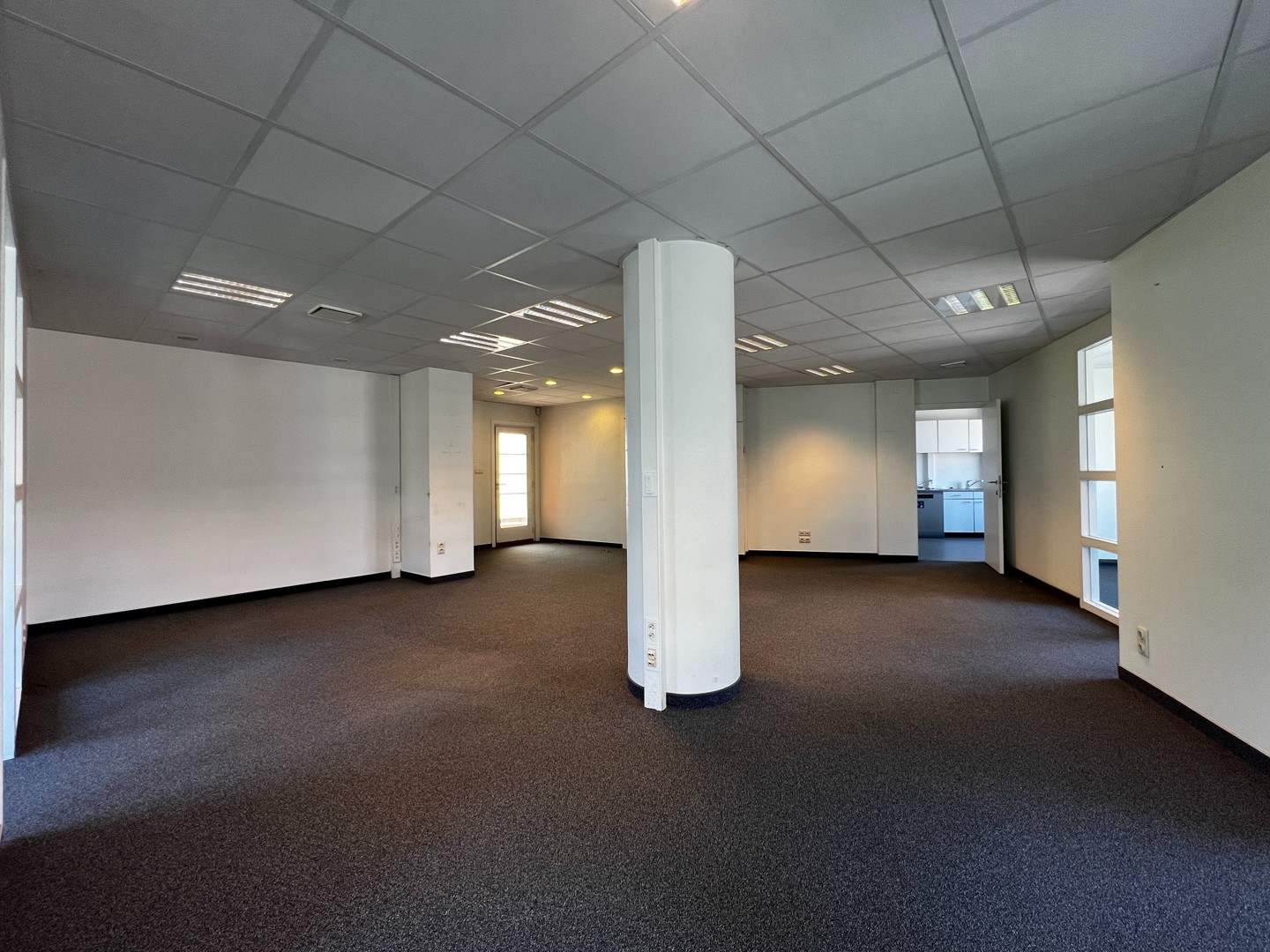 Commercial for rent in Ghent - photo 4