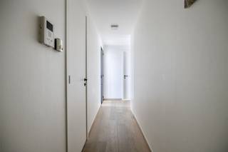 <p><span>Dit </span><span>instapklaar en lichtrijk appartement</span><span> is gelegen op de Londenstraat pal in het </span><span>centrum van Antwerpen </span><span>en het </span><span>MAS</span><span>. Op enkele minuten wandelen bevinden zich allerlei horecagelegenheden, leuke winkels, het </span><span>Centraal Station</span><span>, het </span><span>Eilandje, </span><span>het </span><span>Theaterplein</span><span> en bus en tram.</span></p><p><span> </span></p><p><span>Het appartement is gelegen op de 10de verdieping van een </span><span>goed onderhouden gebouw </span><span>(2010). Het appartement heeft een </span><span>oppervlakte van zo'n 83m²</span><span> en </span><span>2 slaapkamers</span><span>. De leefruimte geeft toegang tot het </span><span>gezellig terras</span><span>.</span></p><p><span> </span></p><p><span>Indeling</span></p><p><span>- inkomhal</span></p><p><span>- apart toilet</span></p><p><span>- woonkamer en eetkamer</span></p><p><span>- terras (4,5m²)<br />- open volledig geïnstalleerde keuken </span></p><p><span>- berging met aansluitingen wasmachine/droogkast</span></p><p><span>- slaapkamer 1 (14m²)</span></p><p><span>- slaapkamer 2 (12m²) met ingemaakte kast en bed</span></p><p><span>- badkamer met ligbad en dubbele lavabo</span></p><p><span>- kelderberging<br />- autostaanplaats mogelijk bij aan te kopen voor 35.000 euro</span></p><p><span> </span></p><p><span>Algemeen gebouw</span></p><p><span>- goed onderhouden gebouw</span></p><p><span>- lift</span></p><p><span>- conciërge</span></p><p><span>- gemeenschappelijke fietsenberging</span></p><p><span>- provisie 230 euro/maand (inclusief provisie verwarming, onderhoud gemene delen, syndicus,...)</span></p><p><span> </span></p><p><span>Troeven</span></p><p><span>- centrale ligging</span></p><p><span>- airco aanwezig</span></p><p><span>- conforme elektriciteit</span></p><p><span> </span></p><p><span>Ben jij geïnteresseerd in dit appartement te koop in centrum Antwerpen, ben je op zoek naar ander vastgoed, een investering of wens je de waarde van jouw eigendom te kennen? Dan ben je bij BOLT immo aan het juiste adres! Wij helpen jou graag verder.</span><span> </span></p>