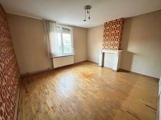 Ruim en centraal gelegen huis te huur – Mol Centrum (2400)<br />Op zoek naar een comfortabele en centraal gelegen gezinswoning in hartje Mol? <br />Deze gezellige woning in de Gasthuisstraat ligt op wandelafstand van supermarkten, scholen, het<br />ziekenhuis en het treinstation.<br />Indeling<br /> 3 slaapkamers<br /> 1 badkamer<br /> Ruime, lichtrijke living met veranda<br /> Grote extra ruimte aan de straatkant: Ideaal als bureau, praktijkruimte of hobbykamer<br /> Ruime zuidgerichte tuin<br /> Praktische kelder- en zolderverdieping<br /> Garagebox + autostaanplaats<br /> Fietsenberging<br />Energie EPC-waarde: C<br />�� Interesse? Bel 0496 40 67 29