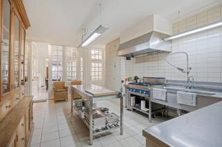 De prachtige handelswoning heeft een strategische ligging nabij andere winkels, ontspanningsmogelijkheden, openbaar vervoer,... . Het...