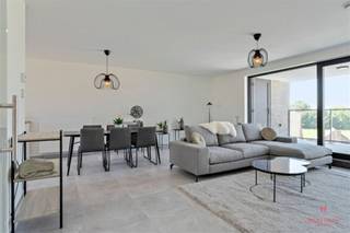 Lichtrijk 2 slaapkamerappartement met terras te AnzegemDit prachtig appartement is centraal gelegen in Anzegem, in de buurt van supermarkten,...