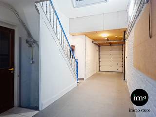 <p>Immo Store presenteert dit UITZONDERLIJK RUIME en VEELZIJDIGE PAND in Sint-Agatha-Berchem. Voor €599.000 biedt deze eigendom ca. 350 m² BEWOONBARE OPPERVLAKTE, een GROTE GARAGE, indrukwekkend ATELIER en meerdere TERRASSEN. Bovendien kunnen kandidaat-kopers, indien zij aan de voorwaarden voldoen, potentieel genieten van het BRUSSELSE ABATTEMENT. Het pand is ONMIDDELLIJK INSTAPKLAAR en ideaal voor wie WONEN EN WERKEN wil combineren. Het gelijkvloers beschikt over keuken, badkamer, nieuwe wandketel, garage en een GROOT ATELIER met tal van mogelijkheden. Op de eerste verdieping bevinden zich een ZEER RUIME LIVING met parket en maatkasten, een NIEUWE KEUKEN met nieuwe toestellen, airconditioning en elektrische gordijnen. Het OVERDEKTE TUSSENTERRAS met geïsoleerd dak (18 cm) en verwarming vormt een aangename extra leefruimte in elk seizoen. De tweede verdieping beschikt over een VOLLEDIG INGERICHTE KEUKEN, extra kamers en een bureau met DAKTERRAS met zicht op een groene zone. Stedenbouwkundig erkend als TWEE WOONEENHEDEN. Centrale ligging nabij BASILIX, station, winkels, openbaar vervoer en belangrijke invalswegen. Een ZELDZAME combinatie van RUIMTE, COMFORT en MOGELIJKHEDEN! <span>Mis deze unieke IMMO STORE kans niet, en plan vandaag nog je bezoek! Bel ons op 02/203.03.03 of stuur een mail naar </span><span>info@immo-store.be</span><span><span>!</span></span></p>