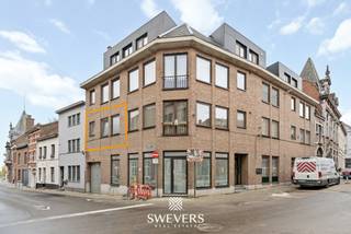 Voor meer info en foto’s, surf naar www.swevers.be – Instapklaar gerenoveerd appartement op de eerste verdieping, ideaal voor wie comfortabel wil wonen op een centrale locatie in Tongeren. Dit verzorgd appartement aan de Ridderstraat 9 bus 3 werd gebouwd in 1978 en biedt een bewoonbare oppervlakte van 83 m². Via de inkomhal bereikt u de aangename leefruimte van 25,55 m², met voldoende plaats voor een zithoek en eetkamer. Aansluitend bevindt zich de keuken van 6,90 m², die functioneel en praktisch ingericht is. Verder zijn er twee volwaardige slaapkamers van 10,86 m² en 14,55 m², geschikt als hoofdslaapkamer, kinderkamer, bureau of hobbyruimte. De grootste slaapkamer beschikt bovendien over een balkon van 2,52 m², ideaal om even buiten te genieten. De badkamer is centraal gelegen en praktisch uitgerust. In de kelder bevindt zich een privatieve kelderberging en een ondergrondse autostaanplaats, wat zorgt voor bijkomende stockageruimte en parkeercomfort. Extra comfort wordt geboden door de aanwezigheid van een lift in het gebouw.<br />De ligging is een grote troef: winkels op 230 meter, scholen op 133 meter, restaurants en<br />ontspanning op 351 meter, een bushalte op 311 meter en het station op 534 meter. Ook de<br />snelwegen zijn vlot bereikbaar op 4,5 kilometer. Dankzij de praktische indeling, de centrale ligging en de instapklare staat is dit appartement interessant voor zowel eigen bewoning als investering.<br />Ontdek zelf de mogelijkheden tijdens een bezoek. Contacteer Swevers Real Estate via 012 699 900 voor een persoonlijke rondleiding. Bron bewoonbare oppervlakte: EPC – verslag.