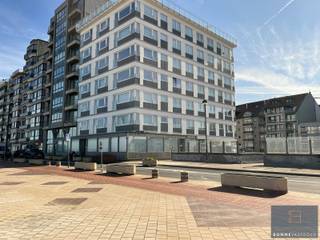 Bent u op zoek naar een plaats om uw eigen horecazaak te starten? Mis deze kans niet!<br /><br />De locatie langs de Zeedijk op zich is al een enorme troef. Daarnaast is er nog de ligging aan de andere zijde langs het Vissershuldeplein. Het plein wordt volledig heraangelegd tot een ontmoetingsplaats. Benieuwd hoe het er zal uitzien? Neem alvast een kijkje via: www.knokke-heist.be/doortochtheist .<br />Aan de overzijde van de dijk hoort ook een terras bij de zaak.<br /><br />Het pand is ingedeeld in:<br />Gelijkvloers: restaurant (met toegang langs Zeedijk en voetgangerstunnel), bar, ingerichte keuken, toiletten en trap naar ondergrondse verdieping.<br />Er zijn 3 ondergrondse parkeerplaatsen (heden zijn de parkeerplaatsen ingericht als stockage voor de zaak) inbegrepen in de prijs.<br /><br />Op deze locatie uw eigen zaak vestigen? Op zoek naar een investeringspand?<br /><br />Contacteer Bonne Vastgoed 7 op 7 voor meer info via 0468/10.40.40 of info@bonnevastgoed.be .