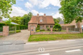 INSCRIVEZ-VOUS POUR LA PREMIÈRE VISITE DU MERCREDI 16 SEPTEMBRE VIA NOTRE SITE WEB !<br /><br />Vous cherchez une magnifique maison familiale bien entretenue avec 4 chambres et un jardin entièrement aménagé près du centre d'Oudenaarde ? Trouvé !<br /><br />L'emplacement facilement accessible à deux pas du centre et de toutes les commodités, le garage pratique, les espaces de vie lumineux et le jardin soigné ne sont que quelques-uns des nombreux atouts que l'on trouve ici.<br /><br />AGENCEMENT :<br /><br />RDC :<br />Vous entrez dans la maison par le hall d'entrée avec toilettes invités. De là, vous avez accès au salon spacieux et lumineux, où vous pourrez profiter d'une belle vue sur le jardin aménagé grâce aux grandes baies vitrées. La cuisine entièrement équipée se trouve à côté. De plus, le rez-de-chaussée dispose d'un débarras pratique et d'un garage pratique.<br /><br />1er étage :<br />Au premier étage, vous arrivez dans le spacieux palier. De là, vous avez accès à quatre chambres à coucher complètes et à la salle de bains.<br /><br />JARDIN :<br />La maison dispose d'un jardin entièrement aménagé et bien entretenu, idéal pour profiter de l'espace extérieur en toute tranquillité.<br /><br />Cette maison vous intéresse ? Alors n'hésitez pas et contactez-nous dès aujourd'hui pour planifier une visite !