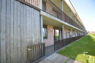 Dit lichtrijke gelijkvloers appartement met twee terrassen bevindt zich op een toplocatie, vlak bij het station, de bushalte en de...