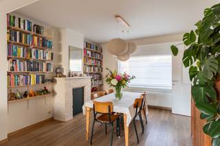 TE KOOP: Instapklare eengezinswoning met drie slaapkamers, lichtrijke leefruimte en zonnige tuin te Assebroek Deze verzorgde woning is gelegen in de...