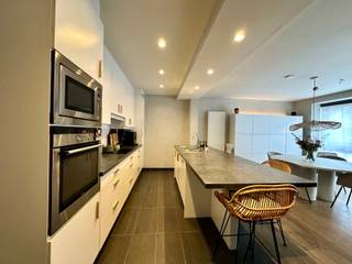 <strong>INDELING<br /><br /></strong>Dit gezellige appartement bevindt zich op de eerste verdieping van een kleinschalig gebouw. Via de inkomhal, gescheiden met stalen deur, betreden we de woonkamer (30m2) op parket met open volledig geïnstalleerde keuken (11m2) op keramische tegel. De grote raampartijen zorgen voor veel lichtinval en geven een ruimtelijk gevoel. Ook heb je vanuit de inkomhal toegang tot de twee ruime slaapkamers op parket (17m2-9,5 m2), de badkamer met bad en douche, het aparte toilet en de berging. Achteraan bevindt zich nog een prachtig terras van maar liefst 80m2!<br /><br /><strong>BIJZONDERHEDEN<br /><br /></strong>cv op gas met radiatoren, lage gemeenschappelijke kost, EPC: 82kwh/m2/jaar<br /><br /><strong>POSITIEVE ASPECTEN<br /><br /></strong>centraal wonen<br />vlakbij winkels en openbaar vervoer<br />uniek terras<br />EPC A