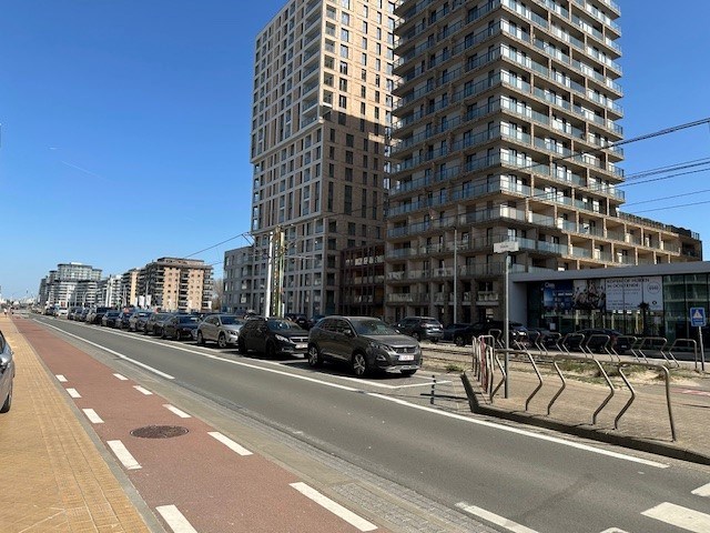 Handelspand  op topligging  .  Strandplein.   Ruim 200 m2  .       Tegen 1 juni volledig nieuw afgewerkt - foto 3