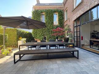 Ontdek deze karaktervolle herenwoning/kantoor in het hart van de Vlaamse Ardennen, op enkele minuten van het centrum van Oudenaarde. Deze unieke eigendom biedt verrassend veel ruimte en een extra troef: een casco nieuwbouwwoning die je kunt afwerken naar eigen smaak.<br /><br />Met een ideale ligging op slechts 5 minuten fietsen van scholen, ziekenhuis en winkelcentra, geniet je van rust dankzij de binnenkoer en de uitgestrekte tuin, ondanks de nabijheid van een drukke weg. De uitstekende bereikbaarheid via de N60 en de treinverbindingen naar Kortrijk, Gent en Brussel maken het een perfecte uitvalsbasis. De Vlaamse Ardennen zijn de perfecte uitvalsbasis voor wie houdt van wandelen, fietsen en genieten van het glooiende landschap. Oudenaarde ademt geschiedenis, met pittoreske straatjes en groene zones die uitnodigen tot onthaasten.<br /><br />De 18de-eeuwse hoofdwoning is instapklaar en biedt een warme, huiselijke sfeer met royale volumes. Momenteel wordt deze gebruikt als kantoorruimte én woning. Tussen de herenwoning en de nieuwbouwwoning bevindt zich een binnenplaats met terras en parking voor 2-3 wagens. Achteraan ligt een prachtige, diepe tuin, een oase van rust. Via de achterkant is er ook aansluiting met een handige uitweg.<br /><br />Deze unieke eigendom met karakter, ruimte en potentieel is gelegen op een toplocatie in een van de mooiste regio’s van Vlaanderen. Ze biedt tal van mogelijkheden om werk en privé te combineren, maar ook kangoeroewonen behoort tot de mogelijkheden.