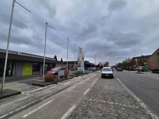 Ruim handelspand (+-100m²) aan de straatzijde van winkelzone 'Shopping Ter Loo' in de Lostraat in Aalter.De ligging in de winkelzone zorgt voor een...