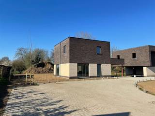 <p><span>Deze knappe nieuwbouw woning (open bebouwing) is erg rustig en mooi gelegen nabij Landen, in het centrum van Neerwinden, vlakbij het treinstation (op 100 meter en toch geen geluid) en met goede verbinding richting E40. Er is een bakker, school en apotheek om de hoek en aan de kinderen wordt er ook gedacht: er is een gemeenschappelijke speelzone voorzien op de verkaveling met ook nog een gezamenlijke tuinberging en fietsenstalling. De woning is werkelijk instapklaar. meubeltjes neer zetten en u bent vertrokken! Ze heeft een ruime living met open keuken en daaraan een grote berging die ook vanuit de carport toegankelijk is (voor fiets evt.). Op de inkomhal is er een toilet. Boven zijn er 3 ruime kamers en badkamer met inloopdouche, toilet en dubbel lavabomeubel. De tuin is net groot genoeg om er alle genot van te hebben en er toch geen slaaf van te worden. De woning is zeer goed geïsoleerd, heeft driedubbel glas, vloerverwarming op warmtepomp en zonnepanelen. Topwoning op Toplocatie!</span></p><p><span>We hebben ook nog 4 woningen in de aanbieding die nu geplakt en gechapt zijn en waar de afwerking nog gekozen worden, mocht deze afwerking uw stijl niet zijn.</span></p>