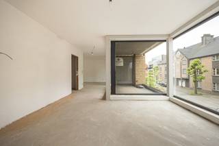 <p>Residentie Souvereyn bestaat uit 27 appartementen met 1, 2 of 3 slaapkamers en oppervlaktes tussen 64 en 136 m². Met een ruim terras of privétuin, verfijnde architectuur, ondergrondse staanplaatsen en duurzame energiebronnen zet het project energiezuinigheid, kwaliteit en wooncomfort voorop. <br /><br />Appartement A1.1 bevindt zich op de eerste verdieping en heeft een oppervlakte van 136m². Het beschikt over een open ingerichte keuken, 3 slaapkamers en een terras van 9m².</p>