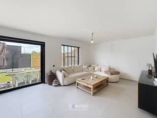Ruime, grotendeels gerenoveerde gezinswoning met 4 slaapkamers, garage en zonnige zuidgerichte tuin!<br /><br /><span><span><span><span><span><span><span><span><span><span><span><span><span><span>Bent u op zoek naar een instapklare gezinswoning op een rustige ligging in Blankenberge? Dan is deze aantrekkelijke woning te Uitkerke</span><span> (Blankenberge)</span><span> absoluut een bezoek waard.</span></span></span></span></span></span></span></span></span></span></span></span></span></span><br /><span><span><span><span><span><span><span><span><span><span><span><span><span><span>Gelegen op het einde van een rustige doodlopende straat geniet u hier van een aangename woonomgeving met veel privacy, terwijl winkels, scholen, openbaar vervoer en het centrum van Blankenberge zich op korte afstand bevinden.</span></span></span></span></span></span></span></span></span></span></span></span></span></span><br /><span><span><span><span><span><span><span><span><span><span><span><span><span><span>Deze grotendeels gerenoveerde woning combineert hedendaags wooncomfort met een praktische indeling en biedt alle ruimte voor een gezin. De lichtrijke leefruimte vormt samen met de </span><span>volledig vernieuwde, moderne keuken</span><span> het hart van de woning. Dankzij de kwalitatieve afwerking kunt u hier onmiddellijk intrekken en genieten.</span></span></span></span></span></span></span></span></span></span></span></span></span></span><br /><span><span><span><span><span><span><span><span><span><span><span><span><span><span>Met </span><span>vier volwaardige slaapkamers</span><span> biedt de woning tal van mogelijkheden voor grotere gezinnen, thuiswerk of hobby’s. Buiten wacht een </span><span>zuidgerichte tuin</span><span>, waar u de hele dag van de zon en de rust kunt genieten. De </span><span>garage</span><span> zorgt bovendien voor een veilige parkeerplaats en extra bergruimte.</span></span></span></span></span></span></span></span></span></span></span></span></span></span><br /><span><span><span><span><span><span><span><span><span><span><span><span><span><span>Ook technisch werd de woning grondig aangepakt. De </span><span>elektrische installatie werd volledig vernieuwd en is conform de huidige regelgeving</span><span>, wat u extra gemoedsrust biedt. Bovendien beschikt de woning over een </span><span>gunstig EPC-label C</span><span>, waardoor er geen renovatieverplichting geldt en u geniet van een energiezuinige woning.<br /><br /><strong>INDELING:<br /><u><em>Gelijkvloers:</em></u></strong><br />Inkomhal - ruime LICHTRIJKE living - volledig geïnstalleerde keuken met granieten werkblad (O.a. met fornuis, heteluchtoven, combi-oven, ingebouwd koffiezetapparaat, frigo én vaatwasmachine) - afzonderlijk gastentoilet (met voorzieningen voor lavabo) - ruime garage (met automatische sectionale poort) met bijhorende wasplaats - volledig aangelegde en omheinde tuin met ZUIDgericht terras én tuinhuis!<br /><br /><u><em><strong>Eerste verdieping:</strong></em></u><br />Nachthal - badkamer (Alle voorzieningen getroffen voor een dubbel lavabomeubel, hangtoilet en inloopdouche) - 4 volwaardige slaapkamers.<br /><br /><u><em><strong>Tweede verdieping:</strong></em></u><br />Ruime zolder.</span></span></span></span></span></span></span></span></span></span></span></span></span></span><br /><br /><u><strong>Opmerkingen:</strong></u><br /><span><span><span><span><span><span><span><span><span><span><span><span><span><span><span>- Rustige ligging op het einde van een doodlopende straat.</span></span></span></span></span></span></span></span></span></span></span></span></span></span></span><br /><span><span><span><span><span><span><span><span><span><span><span><span><span><span><span>- Grotendeels gerenoveerde woning.</span></span></span></span></span></span></span></span></span></span></span></span></span></span></span><br /><span><span><span><span><span><span><span><span><span><span><span><span><span><span><span>- Volledig nieuwe, moderne keuken.<br />- NIEUWE VLOERVERWARMING op het gelijkvloers.<br />- NIEUWE cv-installatie (Hoogrendementsketel).</span></span></span></span></span></span></span></span></span></span></span></span></span></span></span><br /><span><span><span><span><span><span><span><span><span><span><span><span><span><span><span>- Conforme elektrische installatie.</span></span></span></span></span></span></span></span></span></span></span></span></span></span></span><br /><span><span><span><span><span><span><span><span><span><span><span><span><span><span><span>- 4 volwaardige slaapkamers.</span></span></span></span></span></span></span></span></span></span></span></span></span></span></span><br /><span><span><span><span><span><span><span><span><span><span><span><span><span><span><span>- NIEUWE voordeur en NIEUWE ramen (PVC) op het gelijkvloers.</span></span></span></span></span></span></span></span></span></span></span></span></span></span></span><br /><span><span><span><span><span><span><span><span><span><span><span><span><span><span><span>- Zuidgerichte, zonnige tuin.<br />- ROLLUIKEN aanwezig.<br />- NIEUWE omheining.<br />- Videofonie aanwezig.</span></span></span></span></span></span></span></span></span></span></span></span></span></span></span><br /><span><span><span><span><span><span><span><span><span><span><span><span><span><span><span>- Energiezuinig met EPC-label C.</span></span></span></span></span></span></span></span></span></span></span></span></span></span></span><br /><span><span><span><span><span><span><span><span><span><span><span><span><span><span><span>- Instapklaar en ideaal voor gezinnen.<br />- Alle verlichting en raamdecoratie blijft.<br />- Voorzieningen voor laadpaal aanwezig.</span></span></span></span></span></span></span></span></span></span></span></span></span></span></span><br /><span><span><span><span><span><span><span><span><span><span><span><span><span><span><span>- Nabij winkels, scholen, openbaar vervoer en het centrum van Blankenberge.</span></span></span></span></span></span></span></span></span></span></span></span></span></span></span><br /><br /><span><span><span><span><span><span><span><span><span><span><span><span><span><span>Deze verzorgde SMAAKVOL gerenoveerde woning biedt de ideale combinatie van rust, ruimte en hedendaags wooncomfort. Een uitstekende opportuniteit voor wie zonder zorgen wil verhuizen naar een grotendeels instapklare gezinswoning op een gegeerde locatie in Blankenberge.</span></span></span></span></span></span></span></span></span></span></span></span></span></span><br /><span><span><span><span><span><span><span><span><span><span><span><span><span><span>Contacteer ons vandaag nog voor meer informatie of een bezichtiging en ontdek zelf de vele troeven van deze mooie eigendom: 050/70.01.02 - info@centro.be</span></span></span></span></span></span></span></span></span></span></span></span></span></span>