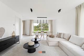 Ontdek het idyllische Ruiselede – de perfecte plek om te wonen!<br />Droom je van een woning waar rust en natuur samenkomen? Zoek dan niet verder dan Ruiselede! Deze prachtige gemeente is gelegen in het schilderachtige hart van West-Vlaanderen en biedt een unieke levensstijl voor iedereen die op zoek is naar de perfecte plek om te wonen.<br />Ruiselede staat bekend om zijn groene omgeving en adembenemende landschappen. Hier kun je genieten van eindeloze wandelingen en fietstochten door schilderachtige velden en bossen. Met een overvloed aan groene ruimtes en parken is Ruiselede de ideale plek voor gezinnen, sportliefhebbers en natuurliefhebbers.<br />Naast de natuurlijke schoonheid biedt Ruiselede ook een bruisend dorpsleven. Het centrum van de stad heeft een breed scala aan winkels, openbaar vervoer en andere voorzieningen en vrijetijdsbestedingen, er valt altijd wel iets te beleven voor jong en oud.<br />Bovendien is Ruiselede ook zeer gunstig gelegen. Met goede verbindingen naar nabijgelegen steden zoals Brugge, Kortrijk en Gent, alsook naar de kust, kunt u genieten van het beste van beide werelden – de rust en schoonheid van het platteland en de bruisende stedelijke ervaring binnen handbereik.<br />De energiezuinige woningen zijn niet alleen van een hoge kwaliteit, maar bieden ook minstens 3 slaapkamers en een slimme indeling. Daarnaast hebben ze allemaal een mooie privétuin en een handige inpandige garage.<br />De buitenschil van de woningen werd bepaald en kan niet worden veranderd. Echter, voor de binnenafwerking heeft u de mogelijkheid om uw eigen keuzes te maken. Dit omvat zaken zoals de vloer- en wandtegels, sanitaire toestellen, binnendeuren en -trappen,…<br />U kunt uw persoonlijke smaak en stijl laten zien door te kiezen voor afwerkingen die bij u passen en de sfeer en functionaliteit van de ruimtes compleet maken. Door deze personalisatiemogelijkheden kunnen bewoners zich echt thuis voelen in hun nieuwe woning !<br /><br />De vermelde prijzen zijn voor een afgewerkte woning volgens lastenboek (excl. kosten).<br /><br />Interieurfoto's zijn van de modelwoning - ter illustratie!<br />Meer info en/of een plaatsbezoek, neem gerust contact op 0470 50 50 50 of info@futurimmo.be !