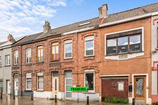 Deze gezellige woning bevindt zich in de rustige Limbastraat in Gent, vlak bij de prachtige groenzone van de Wondelgemse Meersen. Dankzij...