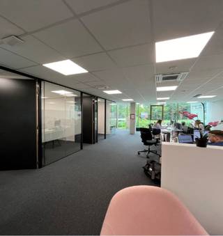 Kantoorruimte van ca. 175 m² te Kortrijk, volledig ingericht met vergaderzalen, flexibele indeling en 6 overdekte parkings. Gelegen nabij E17 en...