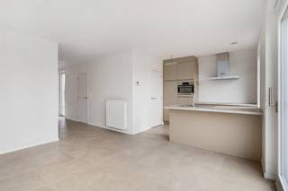 Moderne woning met 3 slaapkamers.
De ingang van deze woning bevindt zich aan de zijkant van de woning. Op het gelijkvloers vinden we de inkomhal met gastentoilet, een living en aparte leef keuken met eethoek met directe toegang naar het terras/tuin. Naast de keuken is er een berging.
Op de eerste verdieping zijn er 3 slaapkamers, een badkamer en een apart toilet aanwezig.
De woning is voorzien van carport met aansluitend een fiets/tuinberging, achteraan de tuin is er nog een extra tuinberging voorzien.
De woning heeft een unieke look en is voorzien van 12 zonnepanelen met een opbrengst van +/- €100 per maand.
Dit alles gelegen in een doodlopende straat vlak bij de markt.
Zeer energiezuinige woning met een EPC van 23kWh.