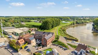 Dit voormalige historische bedrijfsgebouw, prachtig gelegen aan de oevers van de Schelde, werd met de grootste zorg getransformeerd tot 20 unieke en authentieke appartementen. De karaktervolle gevels behoren tot het industrieel erfgoed en werden volledig behouden, waardoor de historische uitstraling van het gebouw perfect samengaat met hedendaags wooncomfort.<br /><br />Elk appartement heeft een eigen karakter. De hoge plafonds, grote raampartijen en overvloedige natuurlijke lichtinval creëren een bijzonder ruimtelijk en aangenaam woongevoel. Bovendien worden de appartementen volledig afgewerkt en instapklaar opgeleverd.<br /><br />De ligging vormt een mooie combinatie van rust en bereikbaarheid: wonen in een unieke omgeving aan de Schelde, terwijl winkels, horeca en andere voorzieningen vlot bereikbaar blijven.<br /><br />Indeling appartement 0.7<br /><br />Gelijkvloers<br />- Inkomhal met toegang tot de verschillende ruimtes<br />- Ruime slaapkamer van ca. 16 m²<br />- Volledig uitgeruste badkamer van ca. 6 m²<br />- Praktische berging van ca. 7 m²<br />- Apart gastentoilet<br />- Royale leefruimte van maar liefst ca. 52 m²<br />- Volledig geïntegreerde open keuken, voorzien van alle comfort<br />- Rechtstreekse toegang tot de privatieve tuin<br />- Ruime privétuin van ca. 91 m²<br />- Aangename combinatie van binnen- en buitenleven<br /><br />Algemeen<br />- EPC A<br />- Autostaanplaats inbegrepen in de verkoopprijs<br />- Verkoop onder registratierechten<br />- Uniek woonproject in een historisch bedrijfsgebouw<br />- Beschermde, karaktervolle gevels met industriële uitstraling<br />- Hoge plafonds en veel natuurlijke lichtinval<br />- Volledig afgewerkt en instapklaar<br />- Unieke ligging aan de oevers van de Schelde<br />- Rustige woonomgeving met voorzieningen vlot bereikbaar<br />- Excl. kostprijs aansluitingen nutsvoorzieningen <br /><br />Een bijzonder appartement voor wie op zoek is naar ruimte, karakter en hedendaags wooncomfort op een unieke locatie aan de Schelde.<br /><br />Op zoek naar een woning, appartement of bouwgrond in het Waasland of de Denderstreek?<br />De Boer & Partners Waas & Dender begeleidt u graag bij de aankoop of verkoop van vastgoed in deze ruime regio.<br />Wenst u dit pand te bezoeken? Contacteer ons via waasendender@deboerenpartners.be of 03 377 55 00.
