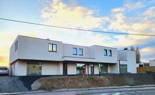 ZAT 13/12 - BEZOEKDAG OP AFSPRAAK BEL 0488/85.81.84
REEDS 65% VERKOCHT!! Woning 4 is een stijlvolle halfopen bebouwing met een doordachte indeling, veel lichtinval en een zonnig terras en tuintje. Via de inkomhal met apart toilet en handwasbakje komt u in de aangename leefruimte van maar liefst 63 m² met ingerichte open keuken. Dankzij de grote aluminium ramen met superisolerende beglazing geniet u hier de hele dag door van een prachtig zicht op de tuin. Aansluitend is er een ruime berging van 15 m² op het gelijkvloers, ideaal als was- en voorraadruimte. Op de verdieping bevinden zich drie ruime slaapkamers: een master bedroom van 19 m² met mogelijkheid tot dressing en eigen badkamer, en twee bijkomende kamers van telkens 17 m². De volledig ingerichte badkamer (8 m²) en een apart toilet vervolledigen deze etage. Daarnaast is er op het gelijkvloers nog een vierde slaapkamer of bureauruimte van 21 m² met aparte badkamer, perfect voor wie thuis werkt of gelijkvloers wil slapen. Buiten geniet u van een aangelegd terras van 24 m² met keramische tegels en een onderhoudsvriendelijk, zonnig tuintje. De woning is uitgerust met ventilatiesysteem D en hoogwaardige materialen, waardoor comfort en energiezuinigheid hand in hand gaan. Aparte garage. Voor meer informatie of een bezoek: bel 0488 85 81 84.