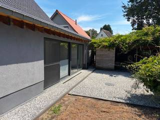 Zeer gunstig gelegen woning in de residentiële woonwijk 'Kleine Landeigendom'! Dit huis is heel rustig gelegen in een straat met weinig doorgaand verkeer, op wandelafstand van enkele scholen en speeltuin. Ideale ligging voor gezin met kinderen. Verder ligt dit eigendom in de onmiddellijke omgeving van enkele winkels en de bushaltes. De opritten van zowel E19 als A12 liggen op slechts enkele minuten rijden. <br /><br />Deze woning werd gebouwd in 1971 en gerenoveerd in 2017. Het dak is geïsoleerd en de keuring van de elektriciteit is volledig conform. Zeer goede EPC score: Label B! Dit eigendom kent volgende indeling: GLVL: een inkomhall, een apart toilet, een woonkamer, een volledig ingerichte keuken, een berging, een wasplaats en een 1e slaapkamer met badkamer ensuite; 1eV: een hall, 3 slaapkamers en een volledig ingerichte badkamer met inloopdouche. De tuin is ZUID-WEST gericht en beschikt over een tuinberging, terras en 100% privacy. Er is parkeergelegenheid op de oprit. <br /><br />Heeft u interesse? Contacteer ons via 03 459 99 99 of info@leximmo.be voor een bezichtiging ter plaatse!