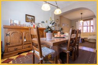 <strong>Immo Van Middelem verkoopt deze goed onderhouden, te moderniseren woning met 3 kamers, 4de mogelijk mits inrichten zolder, er is reeds een vaste trap.</strong><br /><br />Een grote troef van deze woning is de centrale ligging van deze woning op vlak van openbaar vervoer, nabijheid van winkels en scholen.<br /><br />Het dak en de ramen werden vernieuwd in 2020.<br /><br />De indeling is als volgt: <br />- GELIJKVLOERS: inkomhal, living (salon & eetplaats), keuken met toegang tot de veranda, vanuit de veranda toegang tot de badkamer (met wc) alsook tot de tuin;<br />- 1e VERDIEPING: nachthal, slaapkamer 1, slaapkamer 2 met aansluitend slaapkamer 3.<br />- ZOLDERVERDIEPING: zolderruimte die kan ingericht worden tot 4de kamer;<br />- KELDER: voorraadkelder <br /><br />Geen CV, gashaard in de living en eetplaats.<br />Gasketel in badkamer.<br /><br />EPC: 382 kWh/m².jaar - label D (UC: 3558184).<br />Niet opgenomen in het maatregelenregister.<br />Vrij mits inachtneming van huurder.