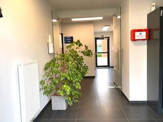 Kantoorruimte op tweede verdieping, met kitchenette, toilet. Terras. Gemeenschappelijke gebruik van de parking rondom het gebouw.Instapklaar,...