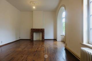 <p><span>Gent - Koning Albertlaan 136: Op zoek naar een ruim gerenoveerd appartement te huur nabije station Gent-Sint-Pieters? Dan is dit pand mogelijk iets voor u. </span></p><p><span> </span></p><p><span>De belangrijkste troeven in een notendop:</span></p><ul><li><span>Centraal gelegen nabij Sint-Pietersstation </span></li><li><span>Gerenoveerd appartement</span></li><li><span>Authentieke elementen behouden</span></li><li><span>Goed bereikbaar met openbaar vervoer, fiets en wagen</span></li></ul><p><span> </span></p><p><span>Indeling:</span></p><p><span>Gelegen op de eerste verdieping zonder lift.</span></p><p><span>Inkomhal met gastentoilet, ruime leefruimte die toegang verleend tot de volledig geïnstalleerde keuken, badkamer (bad, inloopdouche, toilet en lavabo), 2 slaapkamers + 1 dressing of bureau ruimte, terrasje.</span></p><p><span> </span></p><p><span>Beschikbaar vanaf heden. Domicilie verplicht.</span></p><p><span>Huurprijs: € 1.500/maand. EGW afzonderlijk af te rekenen. </span></p><p><span> </span></p><p><span>Heeft u interesse? Neem dan zeker contact met Axel Lenaerts makelaars voor meer info of voor via onze website.</span></p><p><span> </span></p>