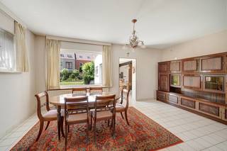 Deze woning is rustig gelegen in het centrum met in de onmiddellijke omgeving winkels, openbaar vervoer en op wandelafstand van de zee.<br /><br />Deze hoekwoning met heel veel mogelijkheden heeft volgende indeling: <br />Voortuin, hall, toilet, kelderberging, lichtrijke leefruimte met zithoek, ingerichte keuken met toegang tot terras en tuin, achterliggend een grote diepe garage met automatische poort.<br />Op de verdieping 3 slaapkamers, badkamer en een zolder.<br />Mooi aanbod.<br /><br />Info en bezoek bel Andries De Leyn 0472 53 66 09