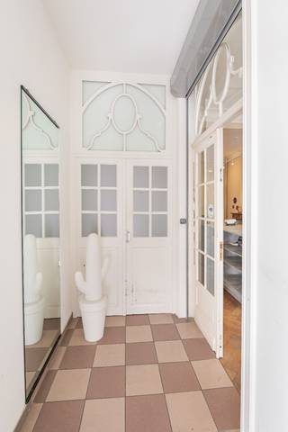 Deze mooie ruimte van ongeveer 70 m² is gelegen in een prachtig herenhuis op een ideale locatie aan het gerechtsgebouw van Leuven en op 2 stappen van de drukke Diestsestraat. Door de dagelijks grote passage geniet u hier van een enorme visibiliteit. De bovenliggende verdiepen bestaan uit nieuwe studio’s.<br /><br />Het gelijkvloers bestaat uit verschillende achter elkaar liggende ruimtes. Op verdieping -1 bevindt zich een extra bergruimte/kelder. De authentieke elementen zoals de visgraat parket en de knappe schouwen vallen meteen op. Verdere afwerking kan in samenspraak met de eigenaar gebeuren. <br /><br />De huurprijs bedraagt 1.495 euro per maand. De contracten voor het verbruik van water, elektriciteit en verwarming zijn door de huurder zijn af te sluiten bij leveranciers naar keuze. Er zijn geen gemeenschappelijke kosten. <br /><br />Staat u op het punt uw eigen kantoor te starten en bent u nog op zoek naar de meest ideale locatie in een authentiek kader? Contacteer ons dan voor bijkomende informatie of een bezoek ter plaatse.<br /><br />016 40 60 20 // info@covas.be // www.covas.be