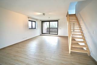 Richtprijs: 360.000Dit aangenaam en ruim appartement is gelegen in een rustige woonstraat in het centrum van Oosteeklo met alles vlakbij en waar het...