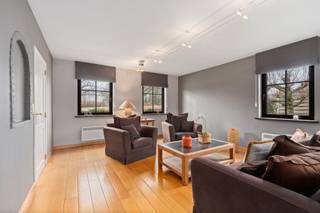 <p><u><strong>Te koop:</strong></u> ruime open bebouwing in Diegem, gelegen in de Victor Servraenckxstraat, in een rustige residentiële wijk nabij de stadsrand en groene omgeving.<br /><br />Deze villa uit 1987 biedt vier comfortabele slaapkamers, een grote tuin van 1154 m² en een rustige ligging in een villawijk met vrij zicht. De woning combineert royale binnenruimtes met een aangename buitenomgeving, ideaal voor gezinnen die ruimte en privacy waarderen. Dankzij de nabijheid van openbaar vervoer en invalswegen geniet u van een vlotte verbinding, terwijl u toch in een groene en landelijke setting woont.<br /><br /><u><strong>Belangrijkste ruimtes:</strong></u><br />• Living (24,0 m²) met veel lichtinval<br />• Eetkamer (29,9 m²) aansluitend op de keuken<br />• Keuken (14,7 m²) met praktische indeling<br />• Veranda (20,9 m²) met uitzicht op de tuin<br />• Vier slaapkamers (12,1 m²; 10,0 m²; 9,9 m²; 5,6 m²)<br />• Badkamer (8,6 m²)<br />• Garage (19,6 m²)<br />• Zolder (17,3 m²)<br />• Bergingen en toiletten<br />• Tuin (1154 m²) met vrij zicht<br /><br /><u><strong>Troeven:</strong></u><br />• Ruime villa met vier slaapkamers<br />• Grote tuin van 1154 m²<br />• Rustig gelegen in residentiële wijk<br /><br />Meer informatie of een bezoek met Margaux Mulkers? Contacteer ons via +3223351115<br />JOUW DROOMHUIS. ZO GEVONDEN!</p>