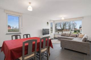 <p>Deze ruime en lichtrijke bungalowwoning is gelegen in de Violastraat 2 te Oudsbergen, op een unieke en rustige locatie in Opglabbeek. De woning bevindt zich in een aangename woonwijk, vlakbij scholen, openbaar vervoer en op slechts enkele minuten van de autostrade. Dankzij het hoekperceel, waarvan één straat doodlopend is, geniet u hier van extra rust en privacy.<br /><br /></p>
<p>Het perceel heeft een oppervlakte van 6a 97ca en de woning beschikt over een bewoonbare oppervlakte van 129 m². Aangezien alle woonruimtes zich op het gelijkvloers bevinden, spreken we hier over een volwaardige bungalow — ideaal voor wie op zoek is naar comfortabel wonen zonder trappen.<br /><br /></p>
<p><strong>Indeling<br /><br /></strong></p>
<p>U komt binnen via een ruime inkomhal die toegang biedt tot alle vertrekken.<br />De woning beschikt over twee ruime slaapkamers, beiden met veel natuurlijke lichtinval en op maat gemaakte kasten. In de overloop bevindt zich een apart gastentoilet, recent vernieuwd.<br /><br /></p>
<p>De badkamer is eveneens recent gerenoveerd en is uitgerust met een ligbad, aparte douche, lavabo en wandkasten.<br /><br /></p>
<p>De leefruimte geniet van een aangename lichtinval en sluit mooi aan op de eikenhouten keuken, die voorzien is van inbouwkasten en veel bergruimte.<br />Achter de keuken bevindt zich een extra ruimte die momenteel is ingericht als bureauruimte, maar die dankzij het mooie zicht op de tuin uitermate geschikt is als tweede zithoek, speelkamer of hobbyruimte. Een heerlijke plek om ook in de winter van het buitengevoel te genieten.<br /><br /></p>
<p>De volledige woning is afgewerkt met een grijze tegelvloer, met uitzondering van één slaapkamer die voorzien is van steentapijt.<br /><br /></p>
<p><strong>Extra troeven<br /><br /></strong></p>
<ul>
<li>Volledig onderkelderd: enorm veel extra opslag- of hobbyruimte</li>
<li><span>Zolder aanwezig die momenteel niet afgewerkt is, maar mits de nodige werken perfect kan worden ingericht als een volwaardige extra kamer — veel uitbreidingspotentieel</span></li>
<li>Rondomliggende tuin met gras en een achteraan beklinkerd gedeelte met veel potentieel</li>
<li>Vrijstaande garage met elektrische poort</li>
<li>Carport</li>
<li>Volledig omheind perceel</li>
<li>Elektrische poort aan de straatzijde, ideaal om via de achterzijde in te rijden richting garage</li>
</ul>
<p><br />Energie & comfort</p>
<p>De woning behaalt een EPC-label B, mede dankzij:</p>
<ul>
<li>Zonnepanelen</li>
<li>Spouwmuurisolatie</li>
<li>Isolatie tussen kelderplafond en gelijkvloers</li>
<li>Rolluiken voor extra veiligheid en comfort</li>
</ul>
<p><span><br />De woning is op dit moment verhuurd, waardoor het perfect mogelijk is om deze eigendom aan te kopen als investeringspand. Dit maakt de woning niet alleen interessant voor eigen bewoning, maar ook voor investeerders die op zoek zijn naar een opbrengsteigendom op een gegeerde en rustige locatie.<br /><br /></span></p>
<p>Een instapklare bungalow met enorm veel potentieel, een praktische indeling, sterke energieprestaties en een uitstekende ligging in een rustige maar goed bereikbare buurt.<br /><br /></p>
<p>Contacteer Jolien via jolien@immofusion.be of bel naar +32 471 77 54 05 voor meer info of een bezichtiging.</p>