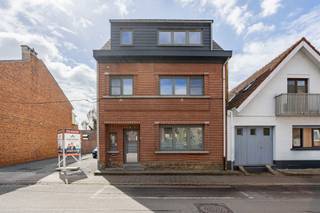 Bent u op zoek naar een ruime eengezinswoning in Ternat? Dan stellen wij u graag deze woning voor met een bewoonbare oppervlakte van <br />185 m², gelegen in de Ternatstraat 44. De woning geniet van een zeer praktische ligging, met het station, scholen, winkels en openbaar vervoer op wandelafstand.<br /><strong>Kortom, de ideale woning voor gezinnen die op zoek zijn naar ruimte én een uitstekende bereikbaarheid.</strong><br /><br /><span>Indeling<br /></span><br />We betreden de woning via een lichtrijke inkomhal, die directe toegang biedt tot de ruime woon- en eetkamer (33 m²) met zicht op de veranda en het achterliggende, zuidgerichte terras/koer. Aansluitend bevindt zich de keuken, voorzien van het nodige basiscomfort. Verder beschikt dit verdiep over een praktische berging en een gastentoilet.<br /><br />Op de eerste verdieping vinden we twee slaapkamers (17 m² en 15 m²), een volledig vernieuwde badkamer met zowel douche als bad, en een aparte toiletruimte.<br />De tweede verdieping biedt nog twee ruime kamers (14 m² en 14 m²), evenals een technische ruimte met ingebouwde kasten.<br /><br /><span>Extra troef</span><br />De woning beschikt over een EPC-label C, waardoor er geen renovatieverplichting van toepassing is.<br /><br /><strong>Klaar om van dit huis uw thuis te maken?</strong><br /><strong>info@impromove.be - 02 887 80 56</strong>