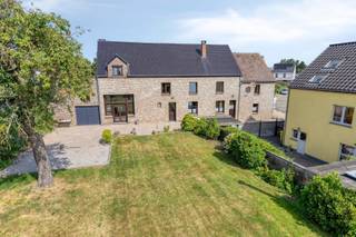 <p><span> </span></p><p><span>RUIME WONING VOOR MEERGENERATIEWONEN IN VREBOS  4 TOT 7 SLAAPKAMERS, 2 ONAFHANKELIJKE WOONEENHEDEN EN 3 GARAGES.</span></p><p><span>Bent u op zoek naar een echte kangoeroewoning waar verschillende generaties onder één dak kunnen wonen, met behoud van ieders zelfstandigheid en privacy? </span></p><p><span>Deze ruime woning in Vrebos, gelegen in een rustige, groene omgeving tussen Kortenberg en Tervueren, biedt de ideale kans voor een familie die samen wil wonen zonder in te boeten op autonomie.</span></p><p><span>De woning is uitstekend onderhouden en in beide woongedeeltes direct bewoonbaar. Dankzij de veelzijdige indeling  met 2 aparte ingangen, 2 keukens, 2 leefruimtes en 2 badkamers (met de mogelijkheid tot het creëren van een derde badkamer op het gelijkvloers)  is de woning zeer flexibel in gebruik.</span></p><p><span>Momenteel beschikt het pand over 5 slaapkamers (waarvan 2 op het gelijkvloers), maar dit aantal kan eenvoudig worden uitgebreid tot 7 slaapkamers, mede dankzij een grote zolder die reeds via een vaste trap bereikbaar is.</span></p><p><span>De indeling is perfect geschikt voor meergeneratiewonen: ideaal voor het huisvesten van oudere ouders of familieleden, of om een gezinswoning te combineren met een aparte, zelfstandige woonunit.</span></p><p><span>Buiten geniet u van een aangenaam terras op het zuiden en een tuin van 400 m². Drie garages en vier parkeerplaatsen op eigen terrein maken het geheel compleet.</span></p><p><span>Technische kenmerken:</span></p><p><span>Regenwaterput van 14.000 liter, aangesloten op de toiletten op het gelijkvloers</span></p><p><span>Elektrische installatie conform de huidige normen</span></p><p><span>Vernieuwd en geïsoleerd dak</span></p><p><span>EPC-label D: 310 kWh/m²/jaar  geen verplichte energetische renovatie vereist</span></p><p><span> </span></p><p><span>Een woning met riante afmetingen en een enorm potentieel  de perfecte plek om uw visie op meergeneratiewonen te realiseren.</span></p><p><span> Voor meer informatie of om een bezichtiging in te plannen en alle mogelijkheden van deze woning te ontdekken, kunt u contact met mij opnemen via 0479/736 636.</span></p>