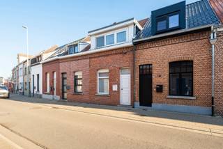 <p><strong>Instapklare, gezellige stadswoning met o.a. 2 slaapkamers, tuin met tuinhuis en handige servitude. Centrale ligging op 2 min. wandelen van zowel station, winkelstraat als scholen.</strong><br /><strong>EPC-label C | Elektriciteit conform</strong></p>
<p><strong>Ligging:</strong><br />Gelegen in het stadscentrum van Herentals, in een rustige straat met voornamelijk plaatselijk verkeer. Vlak bij het treinstation, de winkelstraat en scholen. Vlotte verbinding naar de omliggende gemeenten en de autosnelweg.</p>
<p><strong>Indeling: </strong><strong>-1</strong>: kelder <strong>0</strong>: inkomhal, leefruimte, keuken, wasplaats/berging, badkame <strong>+1</strong>: 2 slaapkamers <strong>Zolder</strong></p>
<p><strong>Beschrijving</strong><br />Deze woning werd in 2016 gemoderniseerd en is sindsdien steeds goed onderhouden. Zo werden onder andere de daken onder handen genomen, de cv-ketel vervangen en de keuken en badkamer vernieuwd. Momenteel is de woning verhuurd aan een marktconforme huurprijs. Voor eigen bewoning is de woning beschikbaar 6 maanden na akte.<br />De ideale investerings- of starterswoning!</p>
<p>We betreden de woning via een handige inkomhal met ruimte voor bijvoorbeeld schoenen en jassen. Aansluitend bevindt zich de leefruimte met zit- en eetgedeelte, die op hun beurt een aangename connectie vormen met de keuken. Deze werd volledig vernieuwd in 2016 en beschikt over de nodige hedendaagse toestellen.</p>
<p>Achter de keuken is er de technische ruimte/wasplaats, met aansluitend de badkamer. Deze is uitgerust met een douche, dubbel lavabomeubel en toilet.</p>
<p>Op de eerste verdieping bevinden zich 2 ruime slaapkamers met planché vloeren.</p>
<p>Buiten is er een aangename stadstuin met tuinhuisje. Een handige servitude zorgt ervoor dat vuilnisbakken en fietsen niet door de woning moeten. Daarnaast is er een praktische kelder die extra opslagruimte biedt.</p>
<p>Voor meer info of een bezoek ter plaatse, neem contact op via <strong>014/95 37 50</strong>.</p>
<p><strong>Bijzondere informatieplicht: </strong>Geen omgevingsvergunning voor stedenbouwkundige handelingen uitgereikt, gelegen in woongebied, geen rechterlijke of bestuurlijke herstelmaatregel opgelegd, geen voorkooprecht ruimtelijke ordening, geen omgevingsvergunning voor het verkavelen van gronden.</p>