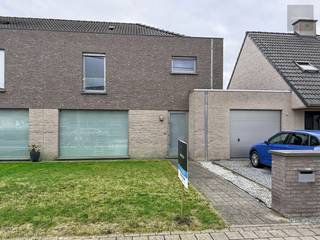 Deze recente en vrij ruime woning is prima gelegen, nabij het centrum van Beveren-Lei.<br />Het huis omvat :<br />- inkomhal met gastentoilet<br />- lichtrijke living<br />- halfopen keuken<br />- garage met washoek<br />- drie ruime slaapkamers<br />- badkamer met ligbad en douche<br />- tuin met terras<br />Beschikbaar vanaf 01/12/2026