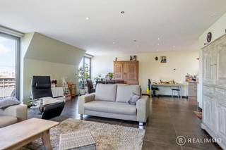 Deze uitzonderlijk ruime en magnifiek afgewerkte penthouse is gelegen nabij het centrum van Dottenijs (deelgemeente van Moeskroen), dicht bij alle nodige voorzieningen.<br />Dankzij de uitstekende ligging en vlotte bereikbaarheid bevindt u zich op slechts 3 minuten van de E17 en E403 en op 15 minuten van Kortrijk, Moeskroen en Doornik.<br />Indeling: Ruime inkomhal met apart toilet, drie volwaardige slaapkamers waarvan één met aparte dressing en doucheruimte.<br />Daarnaast is er een tweede badkamer uitgerust met ligbad, toilet, dubbele wastafel en Italiaanse douche.<br />Verder beschikt het appartement over een praktische wasruimte en een lichtrijke woonkamer met zithoek, eetplaats en een volledig geïnstalleerde open keuken.<br />Bovendien geniet deze eigendom van een privatieve, volledig afgesloten parkeerplaats en een gezellig terras.<br /><br />EPC: 153 kWh/m²/jaar – zeer energiezuinig.<br />Verwarming: centrale verwarming op aardgas met vloerverwarming.<br /><br /><strong>Troeven:</strong>
<ul>
<li>Conforme elektriciteit</li>
<li>2 badkamers </li>
<li>Ruime bewoonbare oppervlakte</li>
<li>3 slaapkamers</li>
<li>Vloerverwarming</li>
<li>Uitstekende bereikbaarheid</li>
<li>Privatieve parkeerplaats</li>
<li>Ruim terras</li>
</ul>
Een absolute topper met tal van extra’s!<br /><br /><strong>Interesse?</strong><br />Contacteer Realimmo via aaron@real-immo.be of 0471 89 28 25.