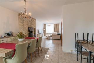 Ontdek dit ruime gelijkvloerse appartement met 2 slaapkamers van maar liefst 115 m² bewoonbare oppervlakte, ideaal gelegen in een rustige en aangename woonomgeving, op korte afstand van winkels, scholen, openbaar vervoer en andere dagelijkse voorzieningen. Hier geniet u van comfortabel wonen met alle faciliteiten binnen handbereik. De absolute troef van dit appartement is het uitzonderlijk ruim overdekt terras, waar u in alle rust kunt ontspannen, genieten van de zon of gezellig tafelen met familie en vrienden. Binnen beschikt u over een royale en lichtrijke leefruimte met een praktische indeling en ndividuele centrale verwarming op aardgas. EPC-label D: geen renovatieverplichting. Bovendien is er geen syndicus, waardoor u geen maandelijkse gemeenschappelijke lasten betaalt, een belangrijk voordeel voor wie zorgeloos en betaalbaar wil wonen. Dankzij de gelijkvloerse ligging is dit appartement uitermate geschikt voor mensen die moeilijk te been zijn of gewoon op zoek zijn naar extra comfort zonder trappen. Ook als investering is dit een uitstekende opportuniteit dankzij de rustige ligging, de ruime oppervlakte en de lage vaste kosten. Een privatieve staanplaats is verplicht mee aan te kopen voor € 17.000. Een ideale woonst voor wie ruimte, rust, een groot terras en een centrale ligging weet te waarderen.