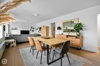 Op een toplocatie in Mechelen bevindt zich deze recent gerenoveerde penthouse met twee slaapkamers, een royaal dakterras en een ruime garagebox met ondergrondse berging. Het bruisende centrum van Mechelen met zijn cultuuraanbod, stadsbioscoop, horeca en scholen liggen op wandelafstand. Tevens geniet u van een uitstekende bereikbaarheid vlakbij belangrijke invalswegen zoals de E19, wat de ligging extra aantrekkelijk maakt. <br /><br />Via de inkomhal betreden we het appartement. De ruime en lichtrijke leefruimte biedt voldoende plaats voor een gezellige zithoek en een aparte eetruimte. De open leefkeuken sluit naadloos aan op de leefruimte en is uitgerust met kwalitatieve toestellen. Aansluitend bevindt zich een eerste terras.<br /><br />De nachthal leidt naar twee volwaardige slaapkamers, waarvan 1 met dressing, en een stijlvolle badkamer, ingericht met een inloopdouche en dubbel lavabomeubel. U beschikt over een derde kamer dewelke dienst kan doen als hobbyruimte, bureau, slaapkamer,... Op de hal is tevens ruimte voorzien om een extra bureau in te richten en beschikt u over een praktische wasplaats. Ten slotte beschikt u over een royaal dakterras van maar liefst 30 m2 en een kelderberging van 17 m2.<br /><br />Deze recent gerenoveerde penthouse werd afgewerkt met hoogwaardige materialen en beschikt over airco-units in de woonkamer en master bedroom. Dit vertaalt zich onder meer in een uitstekende energieprestatie met een EPC-label A.<br /><br />De garagebox van ruim 40m2 bevindt zich op het gelijkvloers en kan bij aangekocht worden voor €55.000.<br /><br />Dit is een uitstekende opportuniteit als u op zoek bent naar een stijlvolle penthouse met twee slaapkamers, een royaal terras en een garagebox te Mechelen. Contacteer ons voor meer informatie op 0480 66 14 77 via info@boonstravastgoed.be.<br /><br />Bijzonderheden:<br />- Royaal dakterras<br />- Recent gerenoveerd<br />- Zeer ruime garagebox