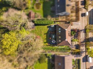 Woning in landelijke stijl met 5 slaapkamers en 2 badkamers, gelegen aan de Turnhoutse stadsrand en in een rustige, doodlopende straat, op een perceel van ca 1.132m². <br /><br />We betreden de woning via de inkomhal die open is tot in de nok, met daarin het gastentoilet met handenwasser. De leefruimte op parket met houthaard is ruim van opzet en geeft via grote deuren toegang tot het zonneterras en de tuin. De keuken is vernieuwd in 2014 en is voorzien van volgende toestellen: microgolfoven, oven (BJ 2026), inductie kookplaat, dampkap, vaatwasmachine (BJ 2023) en een koelkast. Aansluitend bevindt zich de praktische wasplaats met ingemaakte kasten. De garage is ruim genoeg voor 2 wagens achter elkaar. Hierin bevindt zich tevens de aardgasketel, praktische, ingemaakte kasten en een deur naar de tuin. Op het gelijkvloers is er tenslotte de hoofdslaapkamer en een badkamer voorzien van 2 wastafels, een inloopdouche en grote kasten. <br />Via de trap in de inkomhal komt u terecht in de vide op de 1e verdieping. Hier bevinden zich 4 slaapkamers en de kinder- of gastenbadkamer met toilet, douche en een enkele wastafel.<br /><br />De tuin is volledig aangelegd met volwassen beplanting, is omheind, en voorzien van een groot zonneterras met zonneluifel. Er is tenslotte een groot, houten tuinhuis.<br /><br />Buitengewone kenmerken:<br />* conforme elektrische keuring<br />* Een mooie troef is dat de tuin achteraan grenst aan bosgebied wat u zicht op het groen en absolute rust garandeert.<br />* Prachtig gelegen, net binnen de ring van Turnhout en op wandelafstand van de Nieuwe Kaai en alle voorzieningen.