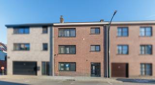 Deze eigendom in het centrum van Aalst biedt een uitstekende combinatie van wonen en werken.Dit veelzijdig pand omvat een praktijkruimte op het...