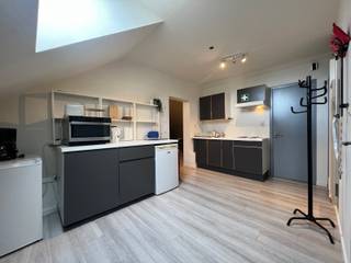 Gezellig appartementje met slaaphoek en staanplaats.Indeling:Inkomhal, ruime living met veel lichtinval, slaapkamer,ingerichte keuken met koelkast,...