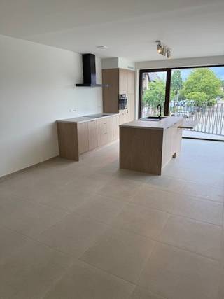 In de Vredelaan, pal in het centrum van Houthalen, bevindt zich dit modern en energiezuinig nieuwbouwappartement met 2 slaapkamers en een ruim, zonnig terras. Dankzij de centrale ligging bevinden winkels, scholen, horeca en openbaar vervoer zich allemaal op wandelafstand.<br /><br />De lichtrijke leefruimte met open, volledig ingerichte keuken vormt het hart van het appartement. Via de grote raampartijen geniet je van veel natuurlijk licht en directe toegang tot het ruime terras — ideaal om in alle rust buiten te ontspannen.<br /><br /><strong>Indeling</strong>
<ul>
	<li>Inkomhal</li>
	<li>Leefruimte met open, moderne keuken</li>
	<li>Ruim terras</li>
	<li>2 slaapkamers</li>
	<li>Badkamer</li>
	<li>Apart toilet</li>
	<li>Berging</li>
	<li>Ondergrondse parkeerplaats</li>
	<li>Kelderberging</li>
</ul>
<strong>Troeven</strong>

<ul>
	<li>Nieuwbouw</li>
	<li>Energiezuinig</li>
	<li>Ruim terras</li>
	<li>Centrale ligging</li>
	<li>Moderne afwerking</li>
</ul>
<strong>Praktische info</strong>

<ul>
	<li><strong>Huurprijs: </strong>€ 940/maand</li>
	<li><strong>Vaste kosten:</strong> € 50/maand</li>
	<li><strong>Beschikbaar vanaf: </strong>01/07/2026</li>
	<li><strong>EPB:</strong> in opmaak</li>
</ul>
Dit appartement combineert comfort, kwaliteit en een uitstekende ligging — ideaal voor wie graag centraal en hedendaags woont.<br /><br />📩 Interesse? Contacteer ons voor meer informatie of een bezichtiging: william@vastgoedtimmers.be 0494/10 21 64