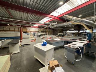 Ontdek dit uitstekend gelegen bedrijfsgebouw van +/- 1.850 m² op een perceel van +/- 3.795 m², gelegen op slechts enkele minuten van de E17-snelweg (Antwerpen–Kortrijk), wat zorgt voor een uitstekende bereikbaarheid richting Gent, Kortrijk en Noord-Frankrijk. Met een bruikbare gebouwoppervlakte van +/- 1.850 m² biedt dit pand tal van mogelijkheden voor productie, opslag of andere professionele activiteiten.<br /><br />Het gebouw beschikt over een vrije hoogte van 3,5 tot 4,5 meter en is uitgerust met twee geautomatiseerde poorten, twee manuele poorten, en lichtstraten die zorgen voor natuurlijke lichtinval.<br /><br />Binnenin bevinden zich een sociale ruimte, twee afzonderlijke bureauruimtes, een receptie en sanitaire voorzieningen, wat het comfort voor personeel en bezoekers ten goede komt.<br /><br />Aanwezigheid van een hoogspanningscabine van 250 KVA op de site.<br /><br />Bovendien is er voldoende parkeergelegenheid op het terrein.<br /><br />Er is mogelijkheid tot bijkopen van aangrenzende onroerende goederen (2 woningen / Bouwgrond / extra parking)<br /><br />Bent u op zoek naar een veelzijdig en instapklaar bedrijfsgebouw met een uitstekende bereikbaarheid? Dan is dit pand een unieke kans.<br /><br /><strong>Contacteer PANORAMA B2B voor bijkomende inlichtingen, plannen of een vrijblijvend plaatsbezoek 056 222 562.</strong>