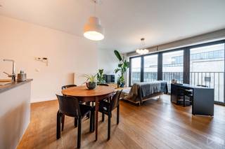 Info & Bezoeken : bruxelles.ouest@weinvest.be of 02 315 77 22<br /><br />In het hart van de bruisende wijk Tour & Taxis ontdekt u dit prachtige 2-slaapkamerappartement van ca. 84 m², gelegen op de 6e verdieping van een recente en uitstekend onderhouden residentie uit 2016.<br /><br />Dankzij de grote raampartijen geniet het appartement van veel natuurlijk licht en verkeert het in uitstekende staat. Het biedt een ideale woonomgeving in een van de meest gegeerde en snel evoluerende wijken van Brussel. Op slechts twee minuten wandelen van Tour & Taxis geniet u het hele jaar door van een levendige en trendy omgeving met restaurants, markten, groene zones, culturele evenementen, food festivals, fitnesscentra en aangename wandelingen langs het kanaal.<br /><br />De ligging is een absolute troef: dankzij de uitstekende verbindingen met het openbaar vervoer bereikt u snel het stadscentrum, de belangrijkste treinstations en de grote invalswegen. <span>De bewoners van het gebouw kunnen gebruikmaken van een gemeenschappelijke tuin.</span><br /><br />Het gebouw voldoet aan de recente energieprestatienormen en beschikt over een EPC-score B, wat garant staat voor een uitstekend energieverbruik, optimaal wooncomfort en lagere energiekosten. Bovendien vormt dit een belangrijk voordeel bij een financieringsaanvraag, aangezien energiezuinige woningen vandaag vaak kunnen rekenen op gunstigere kredietvoorwaarden.<br /><br />Of u nu op zoek bent naar een eigen woning of naar een kwalitatieve investering in een wijk met een sterk groeipotentieel, dit appartement biedt een zeldzame kans die ligging, modern comfort en levenskwaliteit perfect combineert.<br /><br />Een bezoek meer dan waard!<br /><br />EPC: B – CO₂: 12 kg/(m².jaar) – 58 kWhEP/(m².jaar) - Ontdek al onze exclusieve panden op WWW.WEINVEST.BE