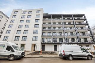 <p><span>GROUND FLOOR APP. WITH TERRACE<br /><br /></span></p><p><span>In Woluwe-Saint-Lambert we find this beautiful residence located in the Neerveldstraat. In the vicinity we find several educational institutions, several supermarkets, Woluwe Shopping, local merchants, public transport, ... ... We are approximately fifteen minutes away from the city center on the one hand, and near surrounding cities and towns such as Zaventem and Brussels on the other hand. </span></p><p><span> </span></p><p><span>On the ground floor of this new residence called Twin Falls we find  this comfortable apartment. We enter the apartment through the entrance hall with access to the separate toilet, bedroom and living space. The living space has a fully equipped kitchen and  serves as a sitting and dining area. Returning to the entrance hall, there is a spacious bedroom of approximately 14m² with an ensuite fully equipped bathroom with shower, washbasin and sink. In addition, there is a laundry room/storage room which, like the bathroom, can be accessed from the bedroom. </span></p><p><span> </span></p><p><span>Why Twin Falls? </span></p><p><span>- Excellent location</span></p><p><span>- Presence of an elevator</span></p><p><span>- Diverse offer: studio's, apartments with 1/2 or 3 bedrooms </span></p><p><span>- An energy efficient residence ready for the future (EPC label A/B, presence of solar panels)</span></p><p><span> </span></p><p><span>As icing on the cake there is a basement/unit, communal bike storage and a waste room all included in the rent. If desired, there is the possibility to rent an above ground/enclosed car parking space at 125.00 euro/month. </span></p><p><span> </span></p><p><span>Curious about this handsome new construction project? Request more information or a viewing soon at <span>info@pillar.estate</span></span><span> or contact us at 033 695 695 </span>. </p><p><span>See you soon! <br />The</span><span>surface areas mentioned are only an indication. Pillar cannot be held responsible for the accuracy of the data it has provided. </span></p><p><span> </span></p>