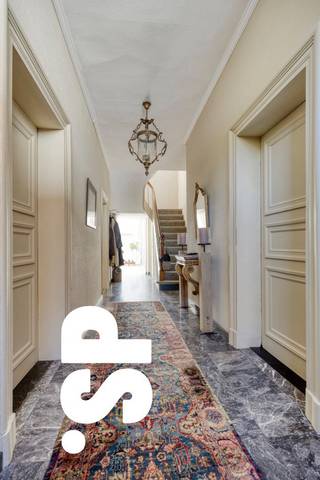 Zeer ruim herenhuis met een bewoonbare oppervlakte van 955m², gelegen op een perceel van 1HA 21A 94CA.<br /><br />Indeling gelijkvloers: inkomhall met gastentoilet, salon, eetkamer, veranda, keuken, bijkeuken en wasplaats. Voorts is er op het gelijkvloers een kantoor met aparte ingang bestaande uit 2 aparte bureaus, één grote ruimte en 2 aparte toiletten. Ook is er achteraan een aparte studio met slaapkamer, badkamer en woonkamer.<br />Indeling 1e verdieping: nachthall, 4 slaapkamers, 2 badkamers, kitchenette en woonkamer.<br />Indeling 2e verdieping: nachthall, 3 slaapkamers en zolderruimte.<br /><br />Dit uitzonderlijke pand, gelegen in het "mooiste dorp van Vlaanderen", fungeerde jarenlang als woonst met notariaat. Door de grote oppervlakte van zowel het gebouw als het perceel biedt deze eigendom meerdere mogelijkheden: hotel, restaurant, B&B, co - housing, vrije beroepen, evenementen, ..<br /><br />Het gebouw werd degelijk gebouwd, doch is aan renovatie toe.<br /><br />De eyecatcher van deze eigendom is de volgroeide en aangelegde parktuin met tal van eeuwenoude inheemse loofbomen. Deze oase van rust is de "groene long" van Oud - Rekem. <br /><br />Deze eigendom is gelegen in de dorpskern van het historische Oud - Rekem met een vlotte verbinding naar E314 en op 15 min van Maastricht.<br /><br />EPC: 609 kWh / m².<br /><br />Nog vragen? Neem dan zeker contact op met Immo SP te Hasselt op 011/49 08 10 of via info@immosp.be.